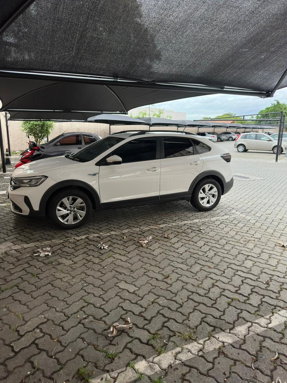 Carro protegido com cobertura de garagem