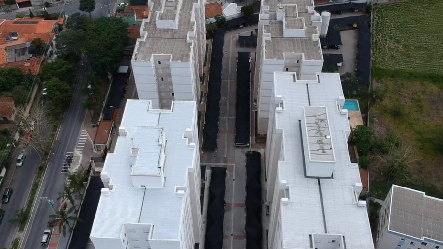 Cobertura de garagem em condomínio — tela vs telha