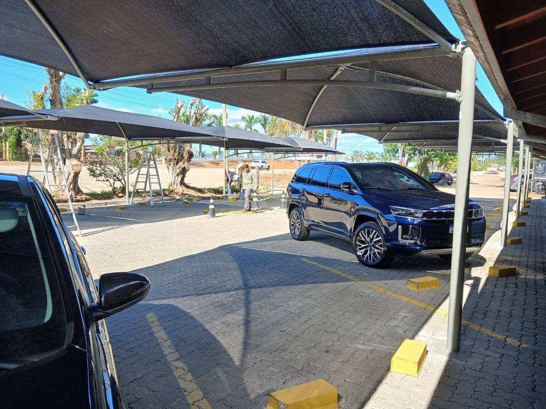 Leite na Pista, Tela HDPE sobre as vagas de clientes, obra executada pela FBM Dourado