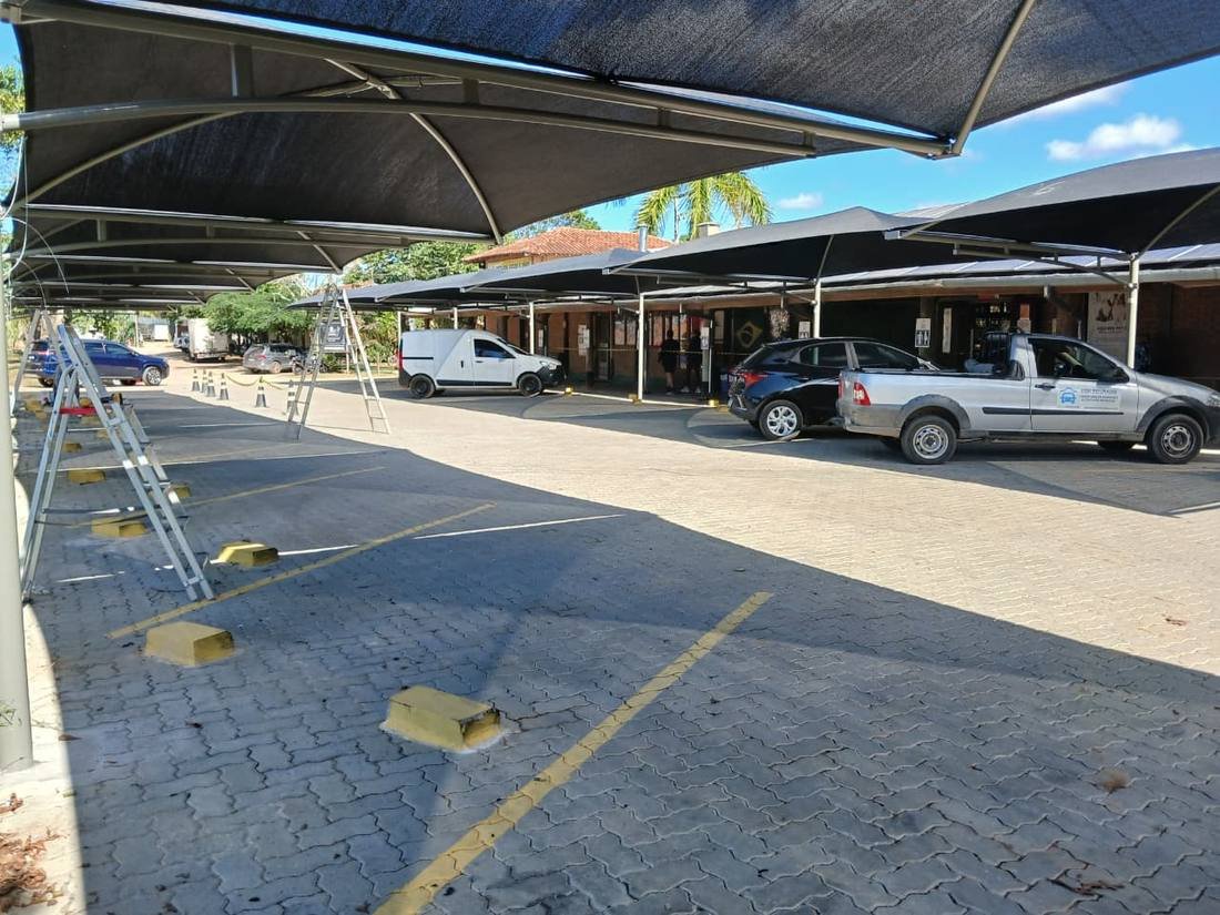 Leite na Pista, Tela HDPE, módulos em sequência, obra executada pela FBM Dourado